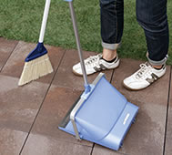 屋上の掃除は、ほうきで掃く方法が小回りも利いて便利です